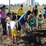 Crianças fazem a festa durante o reflorestamento do Parque Augusto Franco - Fotos: Ascom/Emsurb