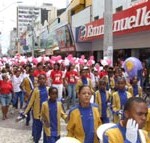 Idosos atendidos pela Semasc agitam o centro da cidade na abertura da I Olimpíada Geração Saúde - Fotos: Lúcio Telles e Ascom/Semasc