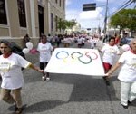 Idosos atendidos pela Semasc agitam o centro da cidade na abertura da I Olimpíada Geração Saúde - Fotos: Lúcio Telles e Ascom/Semasc