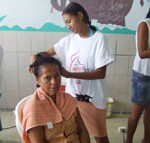 Gestantes do Bolsa Família embelezam idosas para Baile da Paz e da Paixão - Foto: Ascom/Semasc