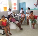 Gestantes do Bolsa Família embelezam idosas para Baile da Paz e da Paixão - Foto: Ascom/Semasc