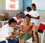 Gestantes do Bolsa Família embelezam idosas para Baile da Paz e da Paixão - Foto: Ascom/Semasc