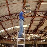 Emsurb realiza revisão nas lâmpadas do Mercado Albano Franco - Fotos: Ascom/Emsurb