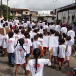 Secretária de Saúde participa de caminhada pela campanha "Nosso bairro sem lixo" - Fotos: Ascom/SMS
