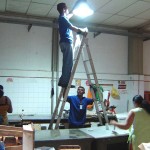 Emsurb efetua reparos na iluminação do setor de peixes e mariscos do Mercado Albano Franco - Fotos: Ascom/Emsurb
