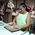 Emsurb efetua reparos na iluminação do setor de peixes e mariscos do Mercado Albano Franco - Fotos: Ascom/Emsurb