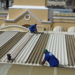 PMA realiza manutenção do telhado dos mercados centrais - Fotos: Ascom/Emsurb