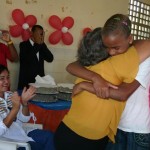 Professora é homenageada por 28 anos de trabalho no Bairro Mosqueiro - Fotos: Walter Martins