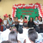 Professora é homenageada por 28 anos de trabalho no Bairro Mosqueiro - Fotos: Walter Martins