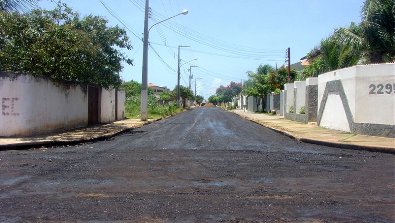 Emurb pavimenta em asfalto a rua Delmiro Gouveia