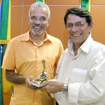 Prefeito recebe troféu do Prêmio Volvo em seu gabinete - Fotos: Márcio Garcez