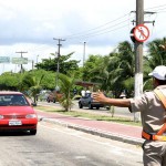 Agentes de trânsito garantem tranqüilidade de condutores nos desvios do DIA - Fotos: Wellington Barreto