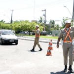Agentes de trânsito garantem tranqüilidade de condutores nos desvios do DIA - Fotos: Wellington Barreto