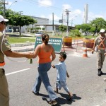 Agentes de trânsito garantem tranqüilidade de condutores nos desvios do DIA - Fotos: Wellington Barreto
