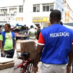 Fiscalização de vendedores ambulantes é realizada diariamente pela Prefeitura - Fotos: Wellington Barreto