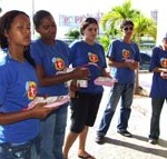 Adolescentes atendidos pela Semasc e equipe técnica fazem panfletagem contra a esmola - Fotos: Ascom/Semasc