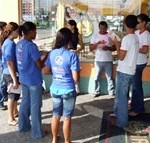 Adolescentes atendidos pela Semasc e equipe técnica fazem panfletagem contra a esmola - Fotos: Ascom/Semasc