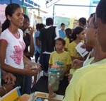 Adolescentes atendidos pela Semasc multiplicam informações com a comunidade em Feira de Saúde - Fotos: Ascom/Semasc