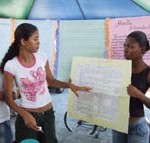 Adolescentes atendidos pela Semasc multiplicam informações com a comunidade em Feira de Saúde - Fotos: Ascom/Semasc