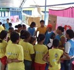 Adolescentes atendidos pela Semasc multiplicam informações com a comunidade em Feira de Saúde - Fotos: Ascom/Semasc