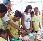 Adolescentes atendidos pela Semasc multiplicam informações com a comunidade em Feira de Saúde - Fotos: Ascom/Semasc