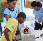 Adolescentes atendidos pela Semasc multiplicam informações com a comunidade em Feira de Saúde - Fotos: Ascom/Semasc