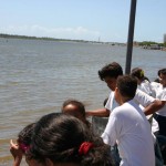 Alunos da rede municipal participam do “Abraço ao Rio Sergipe” - Fotos: Walter Martins
