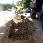 Prefeitura trabalha no conjunto Beira Mar II para reduzir pontos de alagamentos - Fotos: Meme Rocha