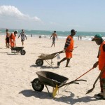 Emsurb garante segurança dos banhistas e intensifica limpeza na área litorânea - Fotos: Wellington Barreto