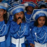 Alunos recebem diplomas e rendem homenagens a professora - Fotos: Ascom/Semed