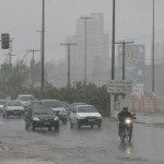 Motoristas devem ter cuidado ao dirigir no período chuvoso -