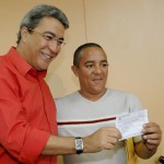 Marcelo Déda faz a entrega do primeiro lote de restituição do Funaserp - Foto: Janaína Santos/ASN