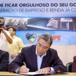 Déda assina projeto de lei que isenta ICMS de micro e pequenas empresas - Foto: Márcio Dantas/ASN