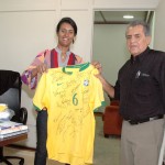 Primeira dama recebe camisa autografada da Seleção para projetos sociais - Foto: Janaína Santos