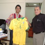 Primeira dama recebe camisa autografada da Seleção para projetos sociais - Foto: Janaína Santos