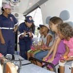 Samu 192 Sergipe apresenta ações educativas para crianças na Orla - Cíntia Cavalcanti brinca no estande do Samu / Foto: Márcio Garcez/Saúde
