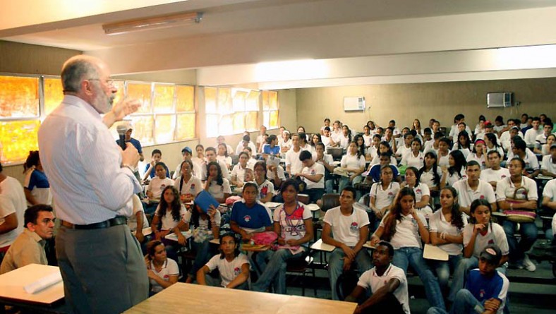 Secretário conversa com alunos e professores do Dom Luciano