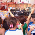 Servidores do Hemolacen distribuem brinquedos em instituições de caridade - Foto: Márcio Garcez/Saúde