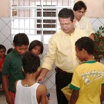 Servidores do Hemolacen distribuem brinquedos em instituições de caridade - Foto: Márcio Garcez/Saúde