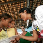 Crianças de comunidades carentes recebem presentes de Natal - Foto: Jorge Henrique/ASN