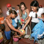 Crianças de comunidades carentes recebem presentes de Natal - Foto: Jorge Henrique/ASN