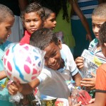 Crianças de comunidades carentes recebem presentes de Natal - Foto: Jorge Henrique/ASN