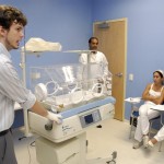 Maternidade capacita profissionais para uso de equipamentos da UTI Neonatal - Foto: Márcio Garcez/Saúde
