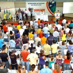Déda participa de homenagem aos alunos aprovados no vestibular - Marcelo Déda e o estudante Luís Américo de Oliveira / Foto: André Moreira/ASN