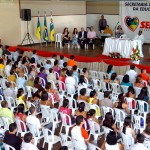 Déda participa de homenagem aos alunos aprovados no vestibular - Marcelo Déda e o estudante Luís Américo de Oliveira / Foto: André Moreira/ASN