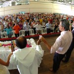 Déda participa de homenagem aos alunos aprovados no vestibular - Marcelo Déda e o estudante Luís Américo de Oliveira / Foto: André Moreira/ASN