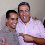 Déda participa de homenagem aos alunos aprovados no vestibular - Marcelo Déda e o estudante Luís Américo de Oliveira / Foto: André Moreira/ASN