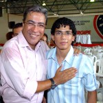 Déda participa de homenagem aos alunos aprovados no vestibular - Marcelo Déda e o estudante Luís Américo de Oliveira / Foto: André Moreira/ASN