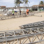 Montagem da estrutura de shows em Pirambu a todo vapor - Foto: Jorge Henrique/ASN