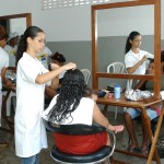 Parceria forma cabeleireiros no Santa Gleide - Foto: Edinah Mary/Seides